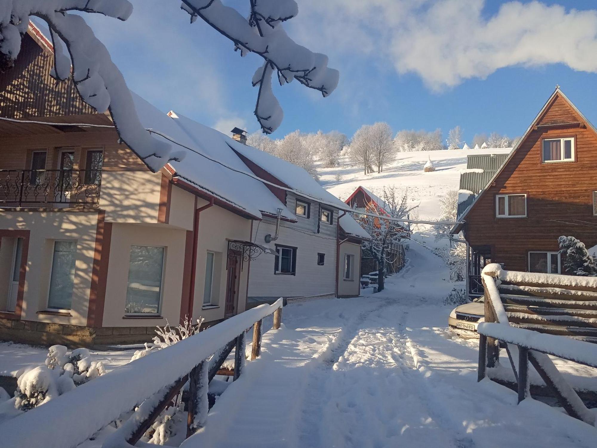 Hotel У Олега à Verkhne-Studenyy Extérieur photo